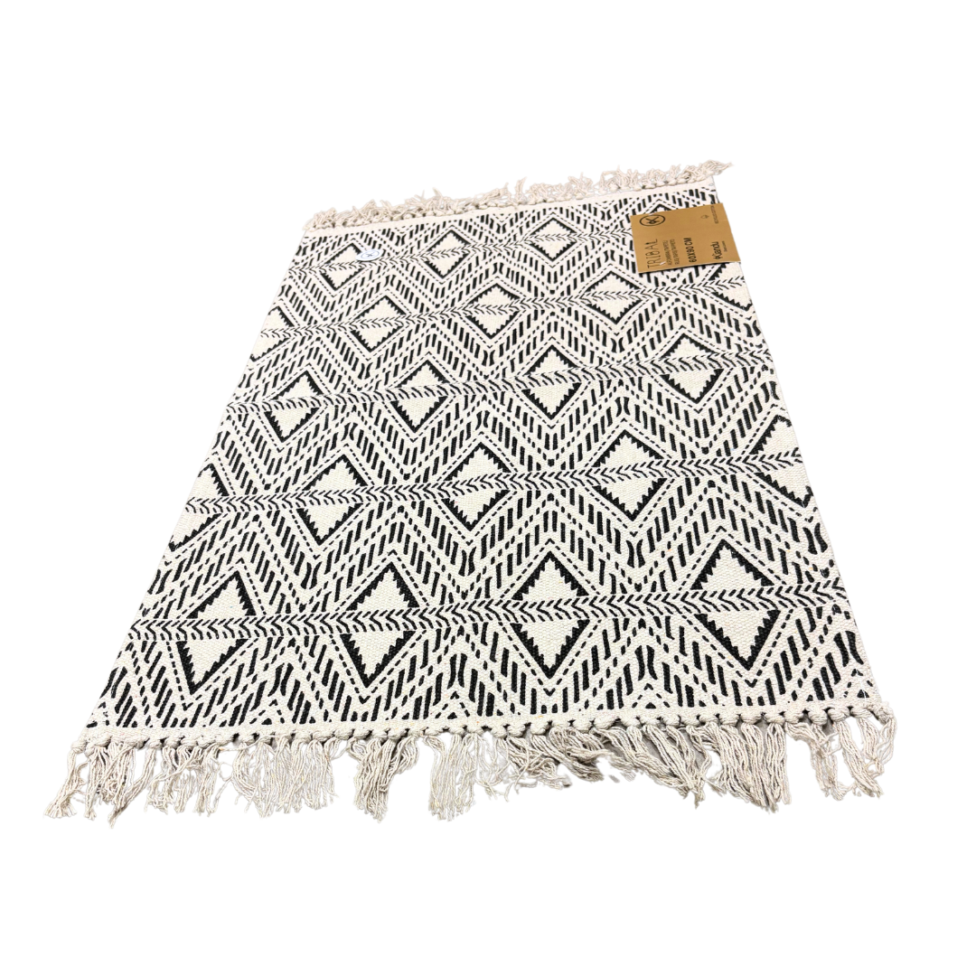 Geometrischer Teppich aus recycelter Baumwolle