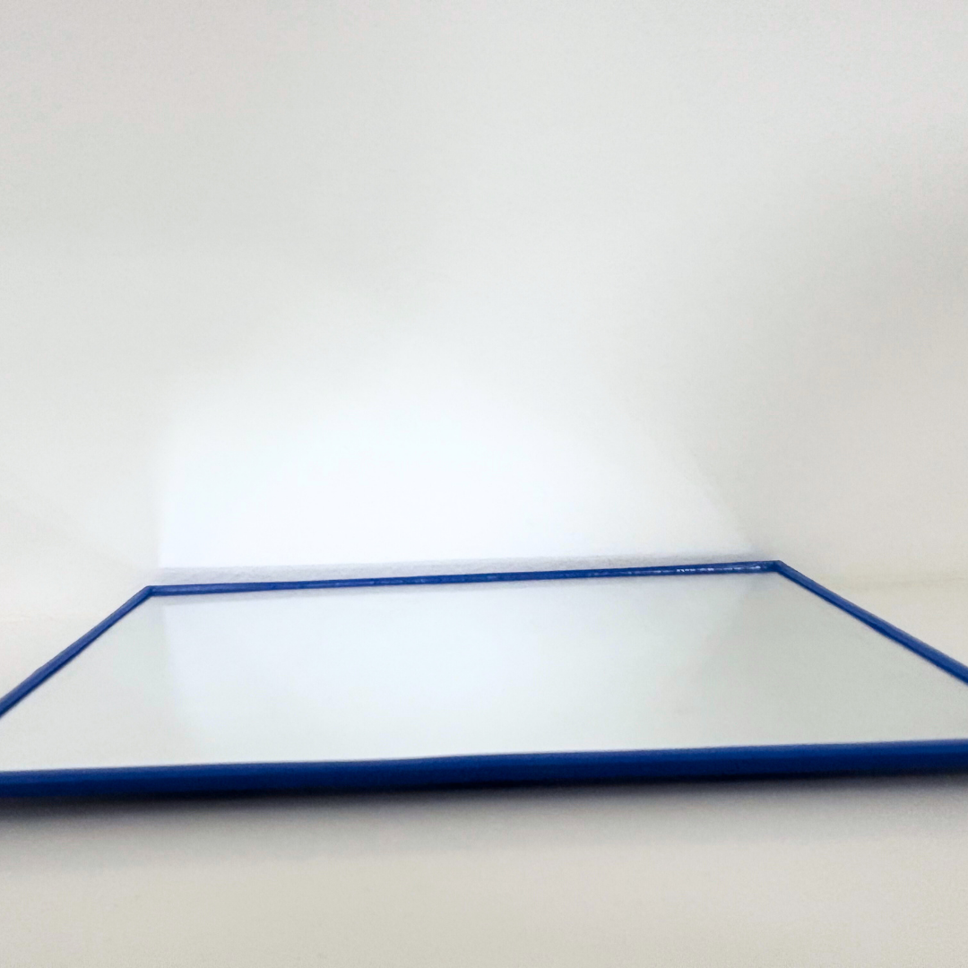 Leichter Wandspiegel in Blau