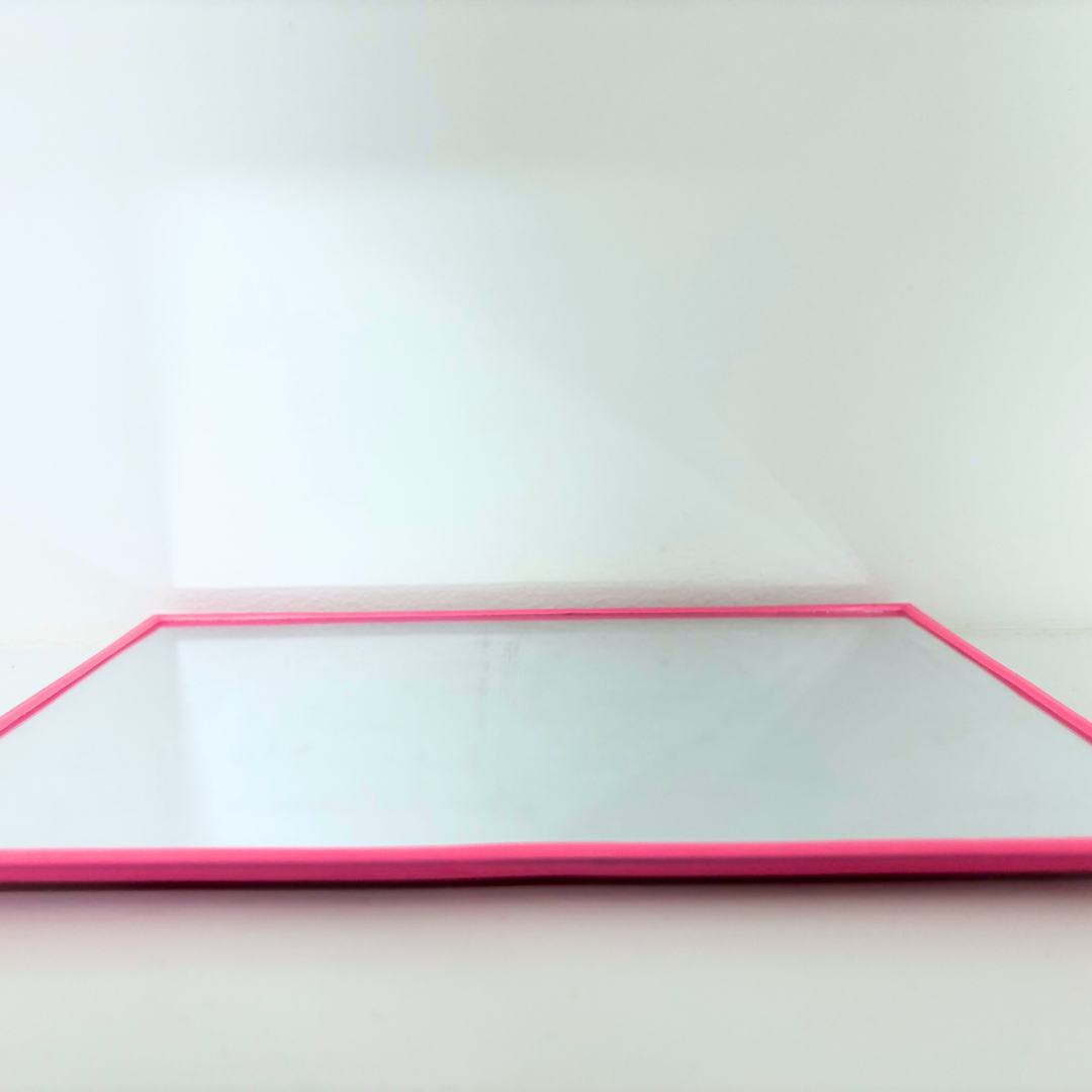 Leichter Wandspiegel in Rosa