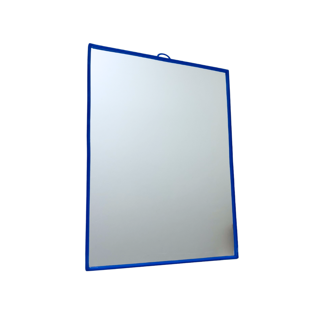 Leichter Wandspiegel in Blau