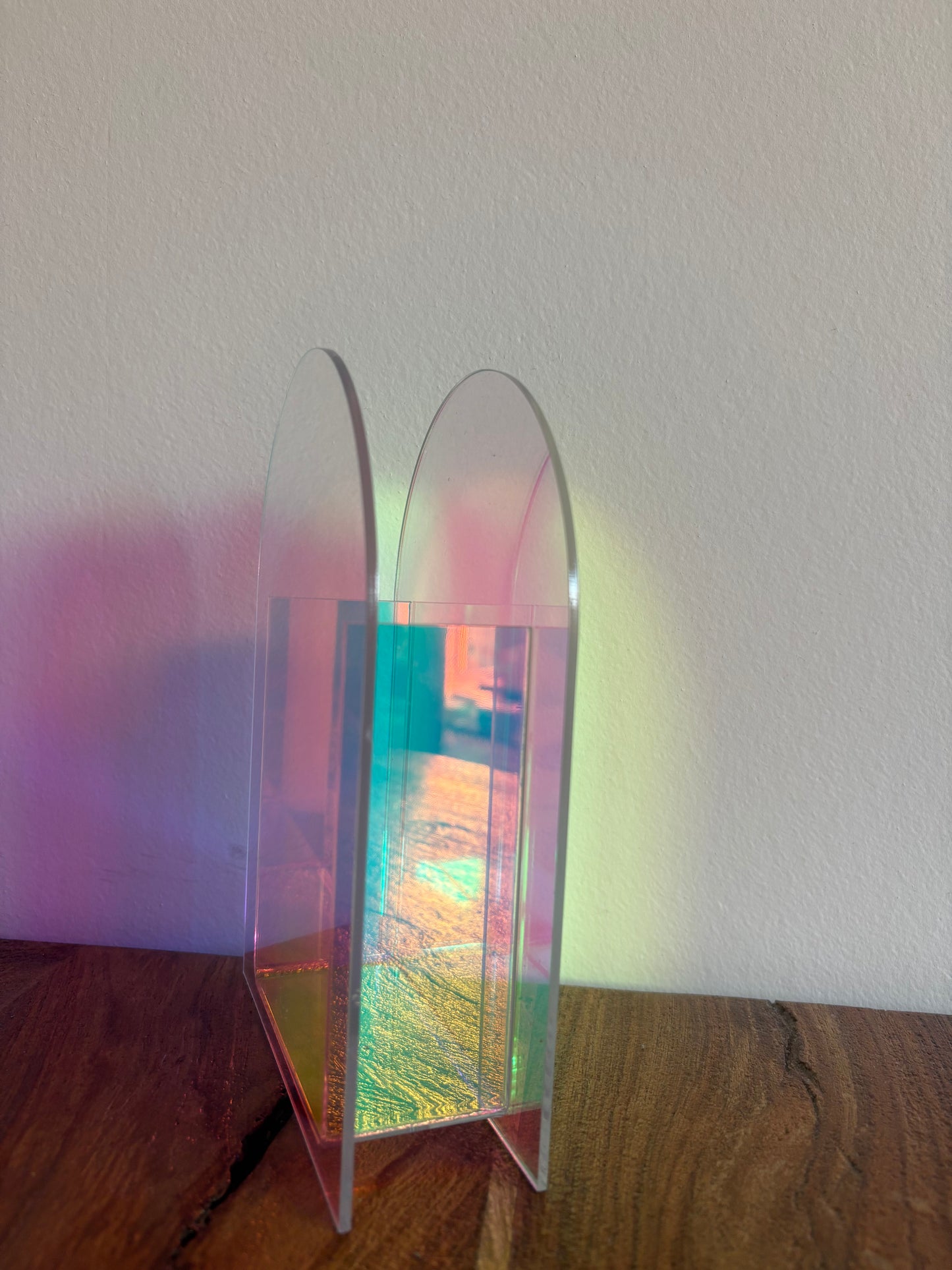 Transparente Acrylvase im Regenbogen-Look