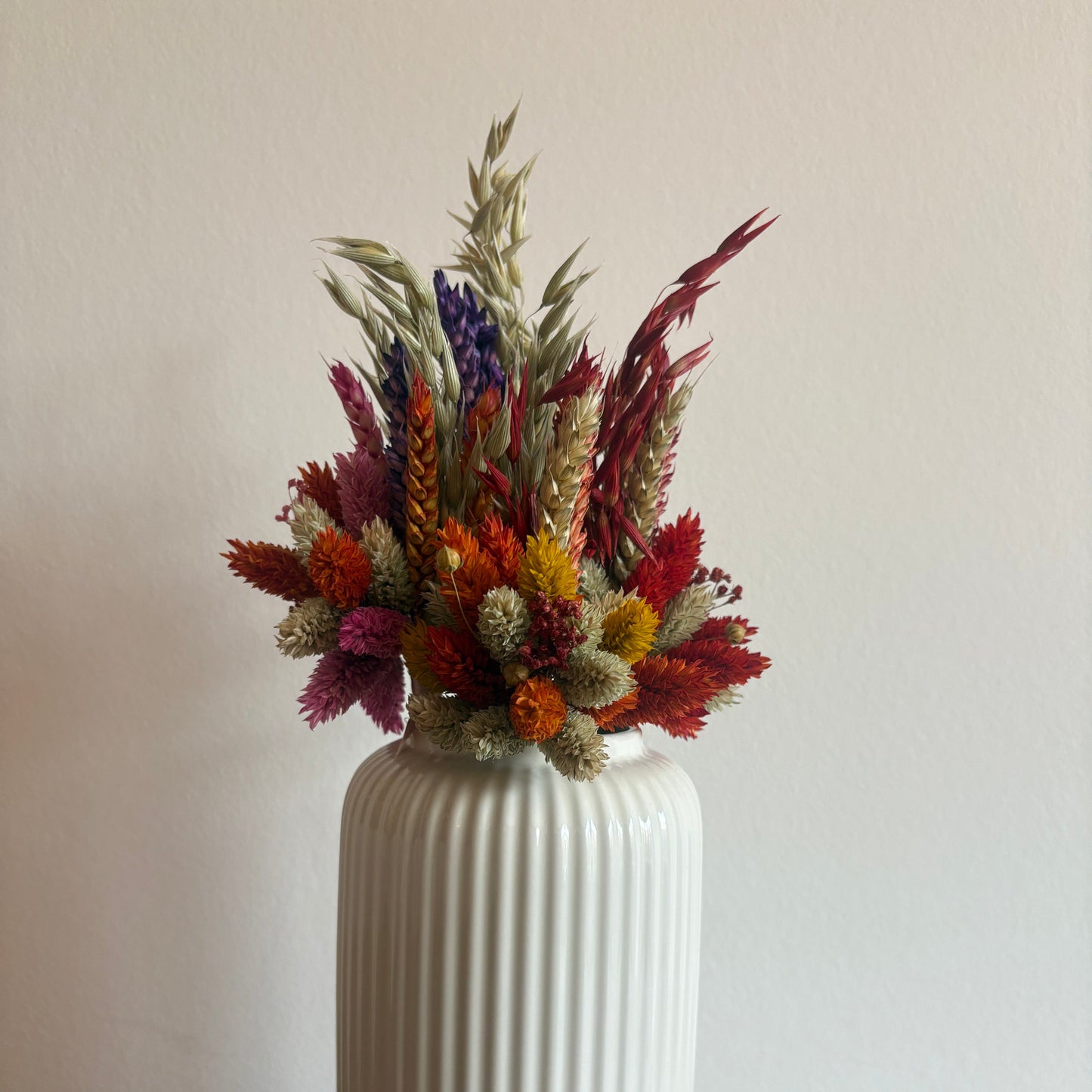 Kleine Trockenblumensträuße in einer weißen Vase