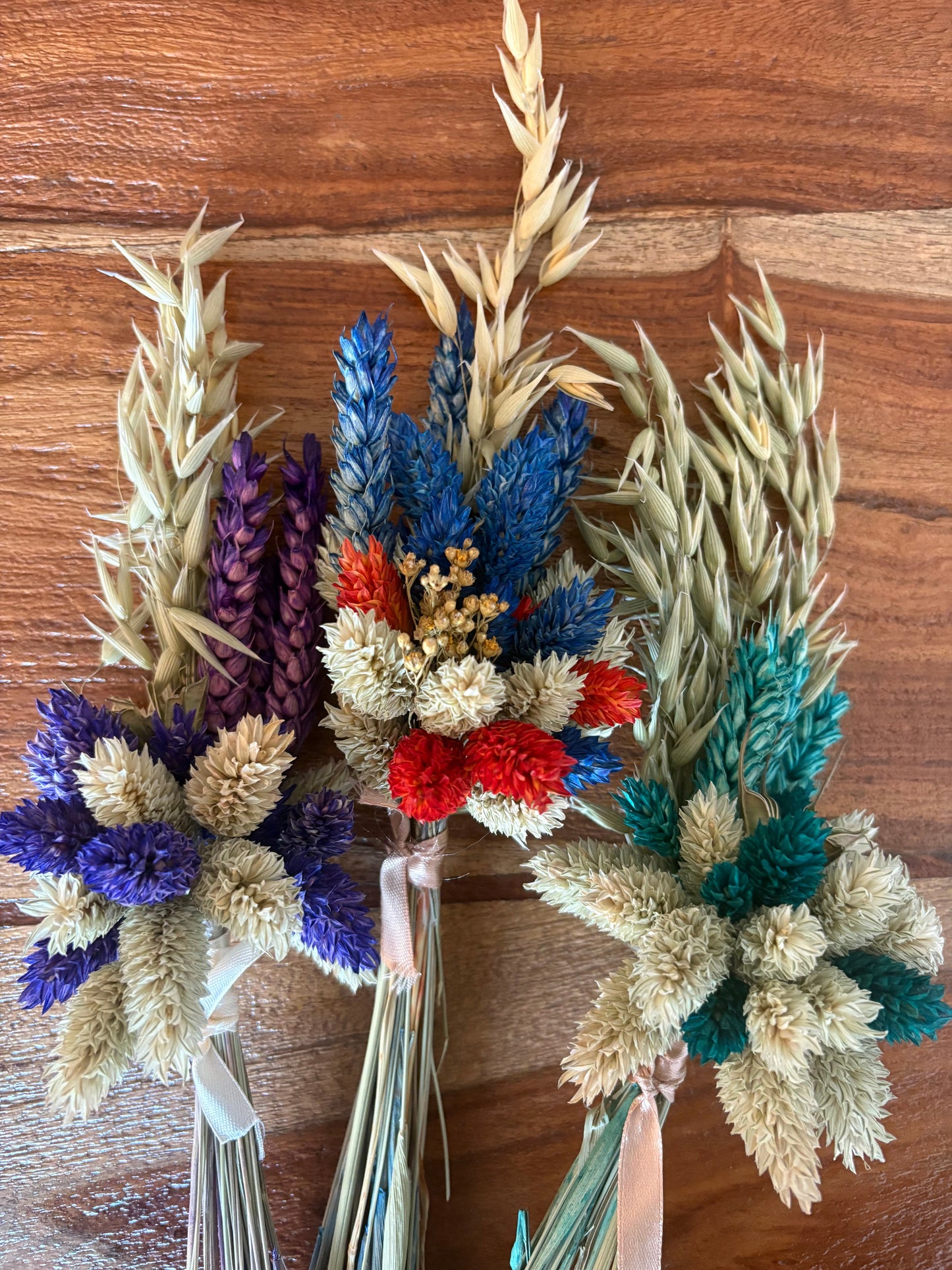 Drei kleine trockene Blumensträuße, gebunden