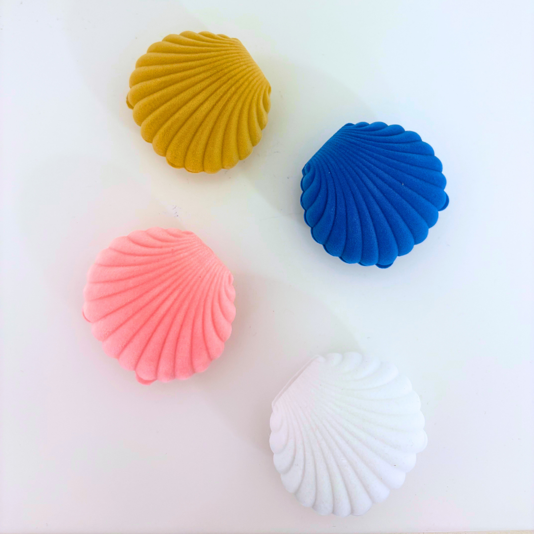 Samt-Schmuckbox in Muschelform