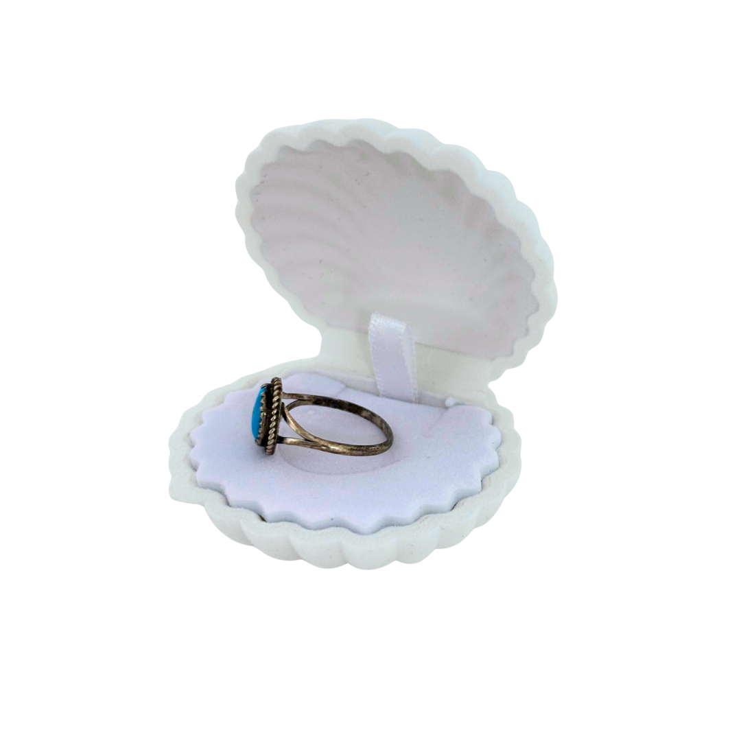 Samt-Schmuckbox in Muschelform