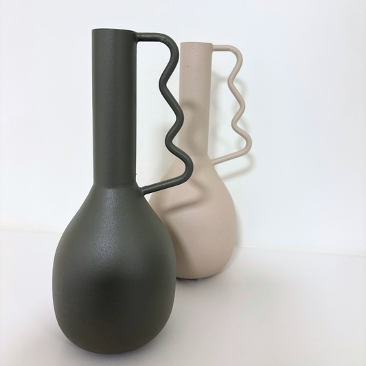 Minimalistische Vase aus Metall