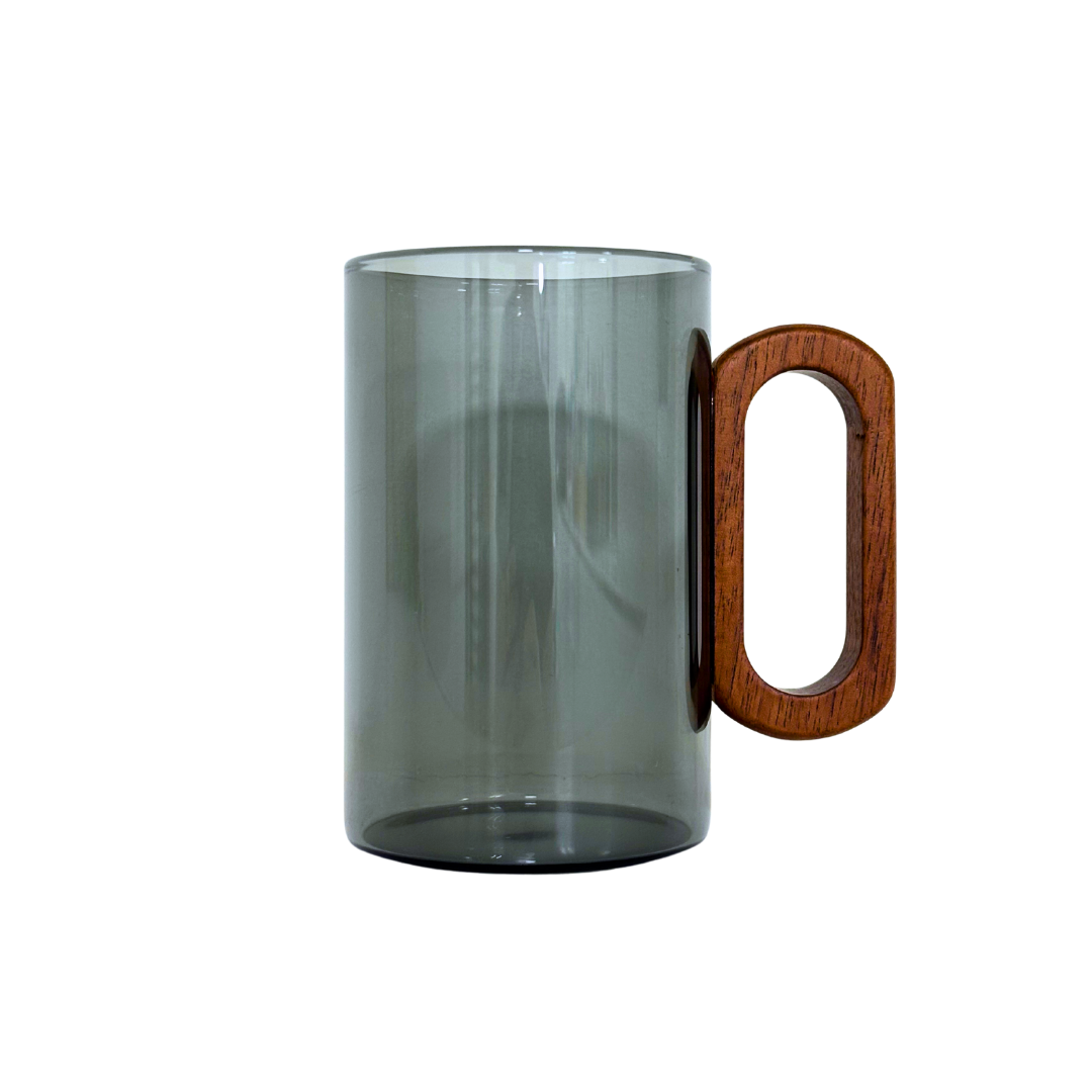 Stilvoller Glasbecher mit Holzgriff