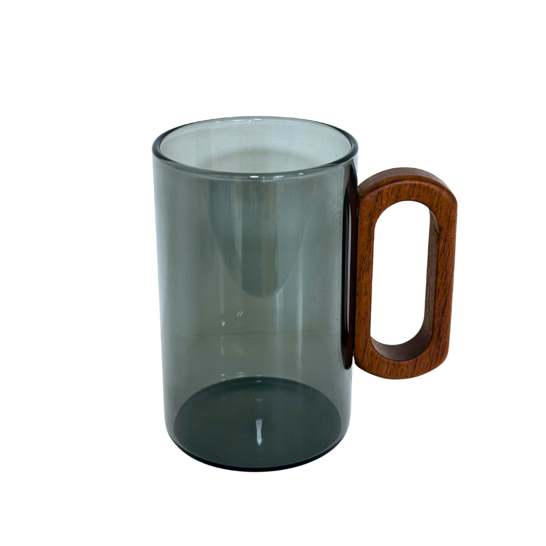 Stilvoller Glasbecher mit Holzgriff