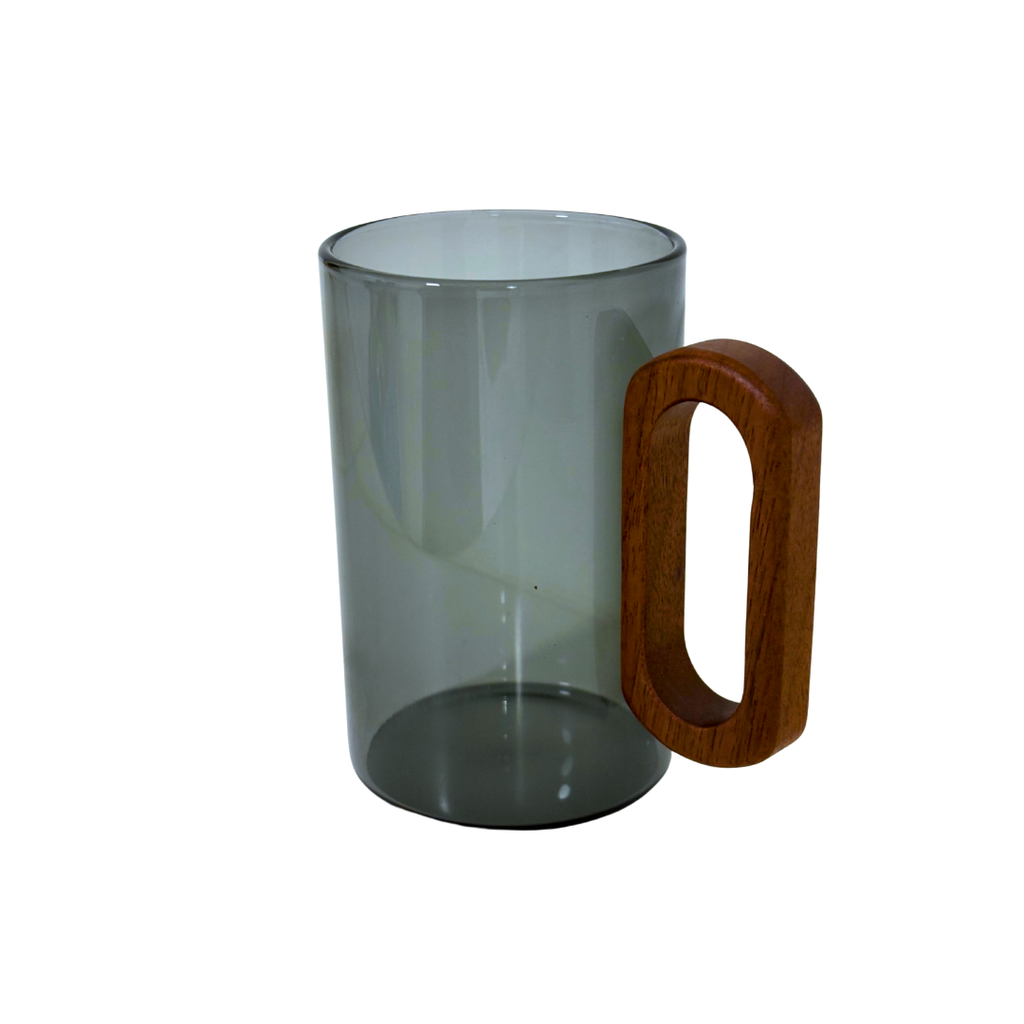 Stilvoller Glasbecher mit Holzgriff