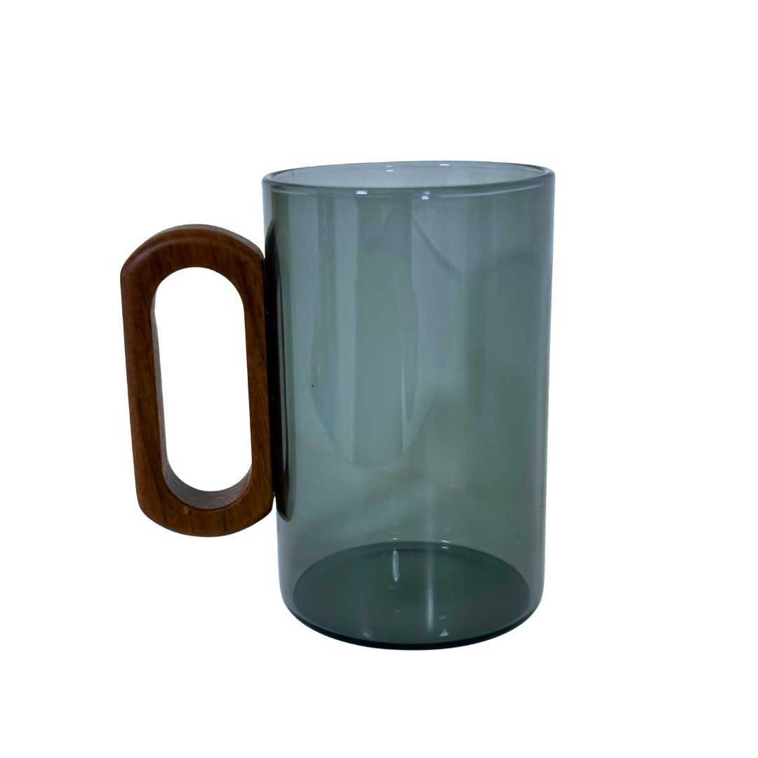Stilvoller Glasbecher mit Holzgriff