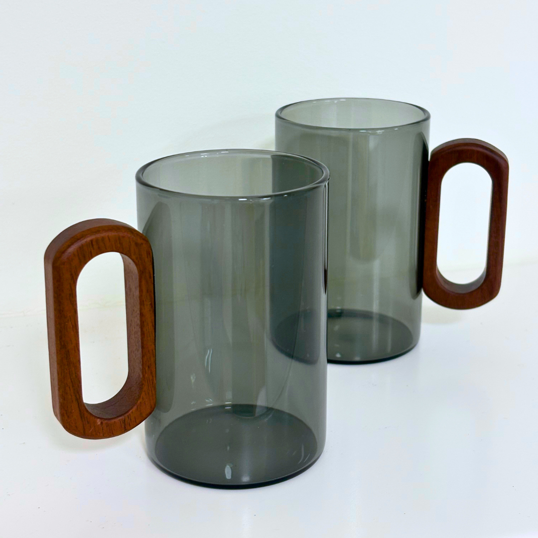 Stilvoller Glasbecher mit Holzgriff