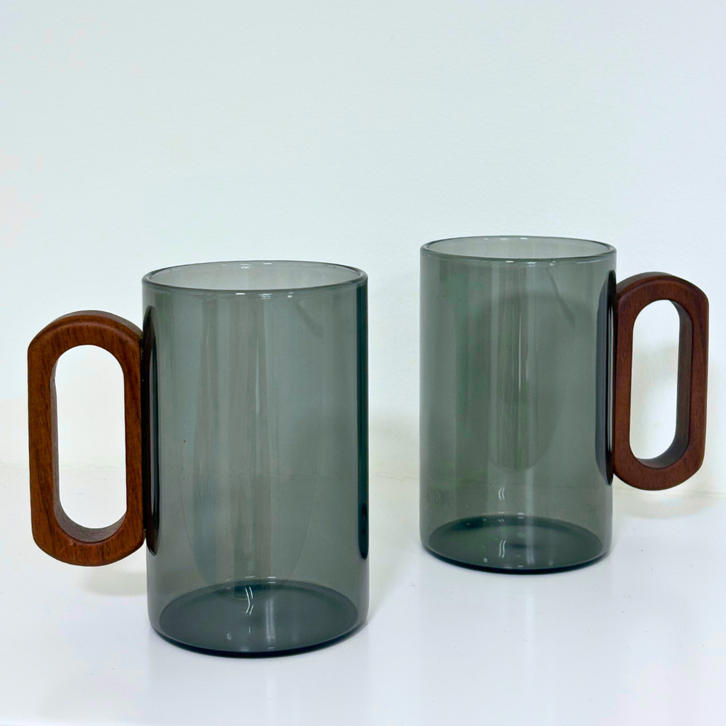 Stilvoller Glasbecher mit Holzgriff