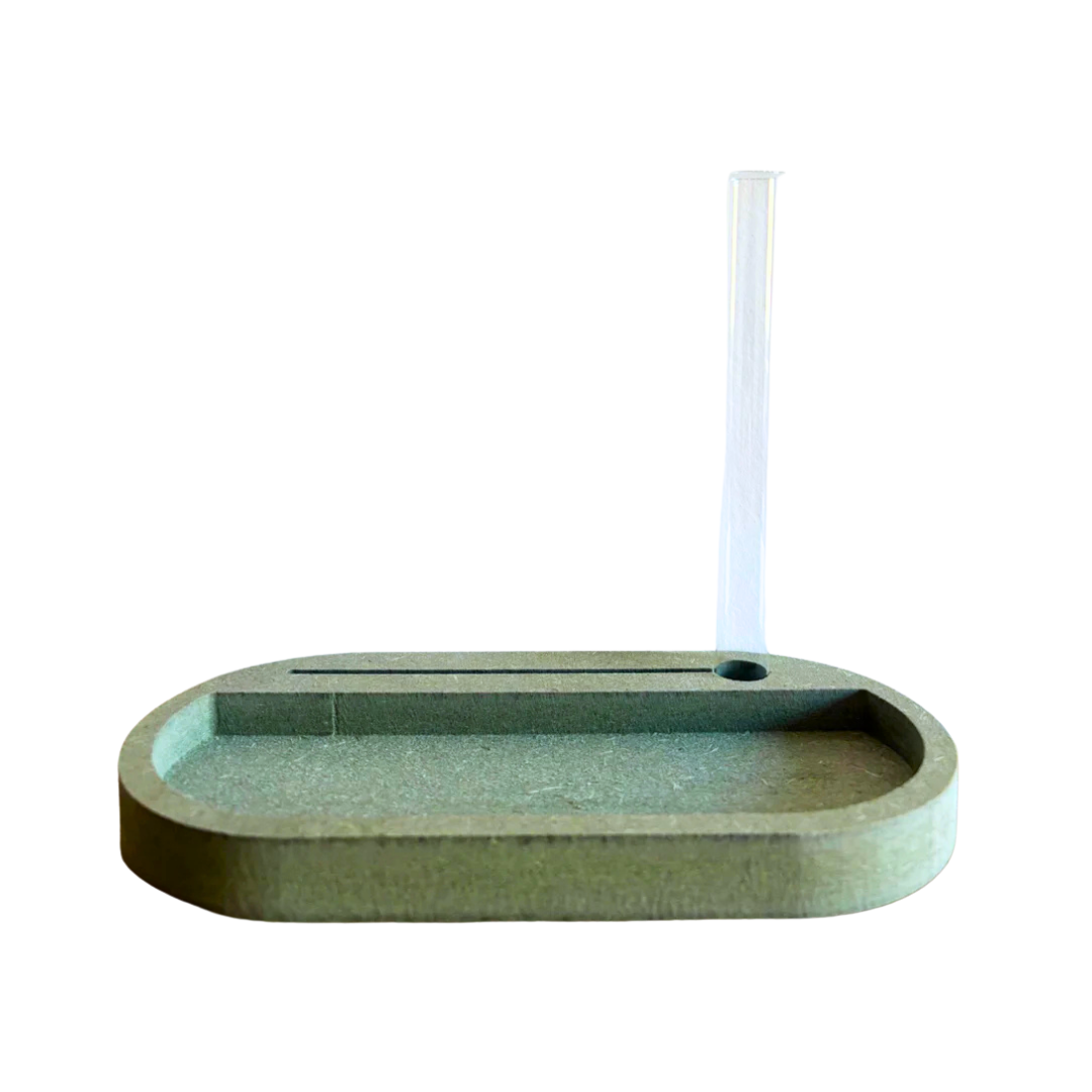 Grünes Ablagetablett mit Trockenblumenhalter
