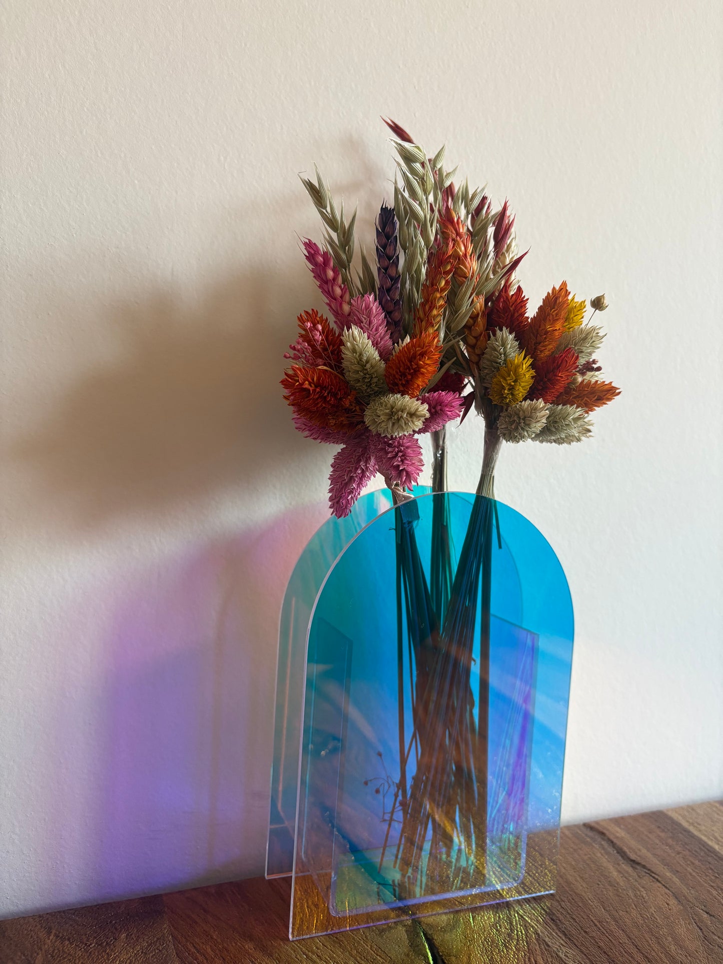 Transparente Acrylvase im Regenbogen-Look