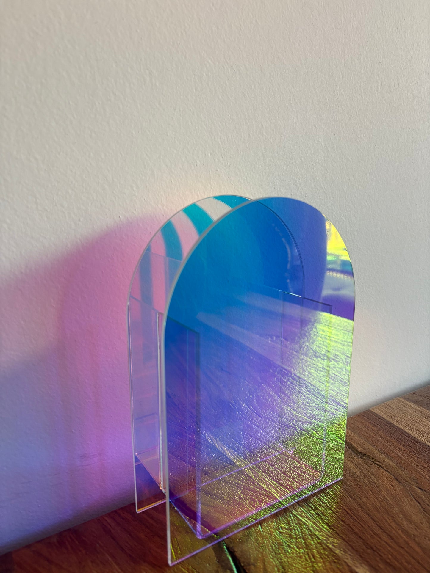 Transparente Acrylvase im Regenbogen-Look