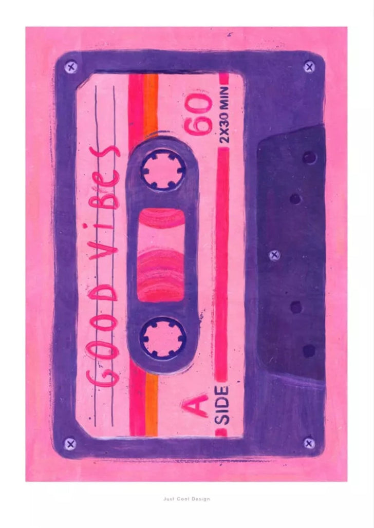 Ein rosa Poster mit einer Kassette als Print im A3 Format